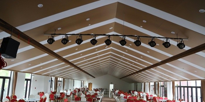 木紋鋁單板的價(jià)格一般多少錢(qián)，木紋鋁單板廠家在線(xiàn)報(bào)價(jià)