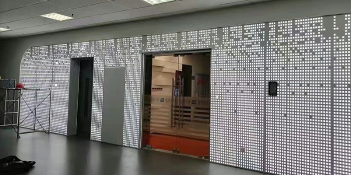 沖孔鋁單板廠家哪家好?24年源頭廠家教你怎么選